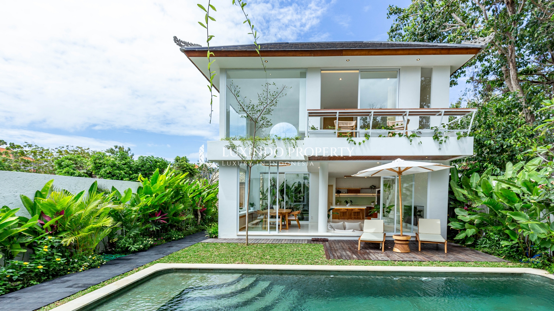 JIMBARAN - A COMFORTABLE MODERN TROPICAL RETREAT (LHV971)